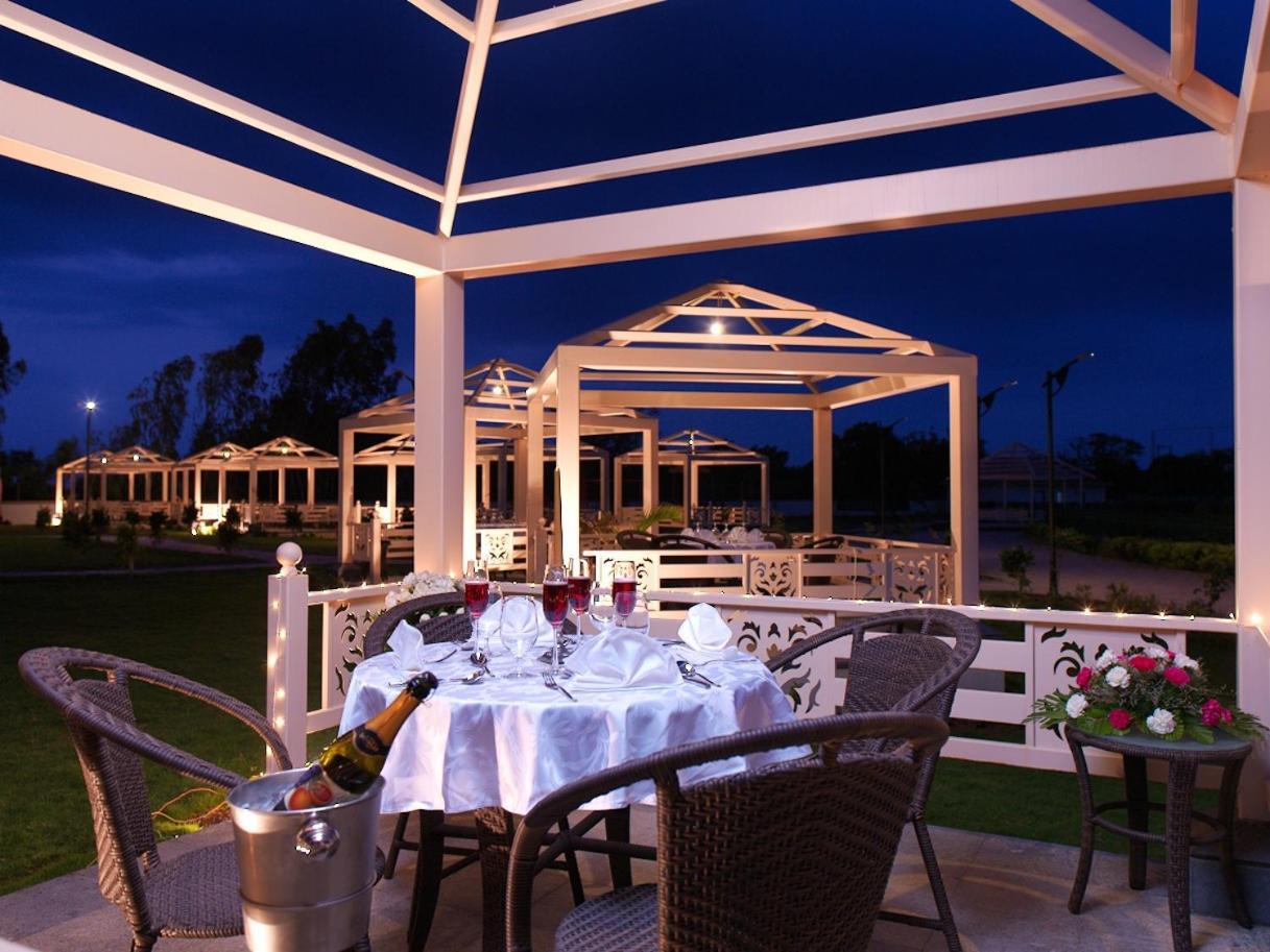 Neonz Resort & Club Ānand Exterior foto